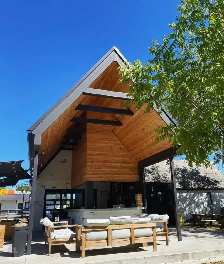the outside of a restaurant with tables and chairs
